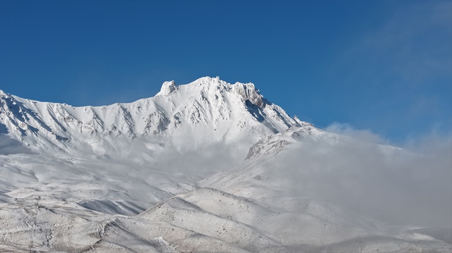 Erciyes'te kar aralıklarla sürerken sıcaklık sıfırın altına düştü