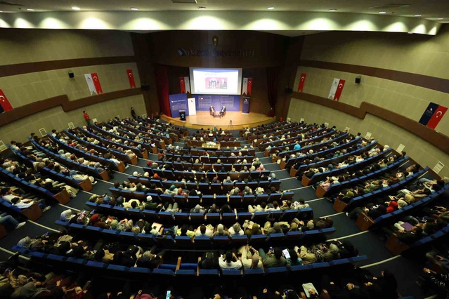 Düzce Üniversitesi'nde Nevzat Tarhan gençlere dijitalleşmenin etkilerini anlattı