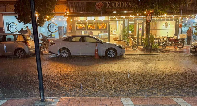 Mersin'de 1 saat süren sağanak caddelerde su birikintileri oluşturdu, trafik aksadı.
