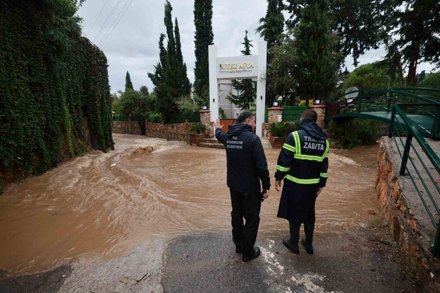 Bodrum'da şiddetli yağış sonrası Başkan Mandalinci ve ekipler sahada inceleme yaptı