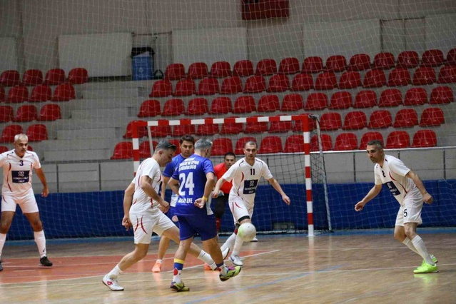 Kayseri'de Kamu Spor Oyunları voleybol ve futsalda kupa töreniyle tamamlandı