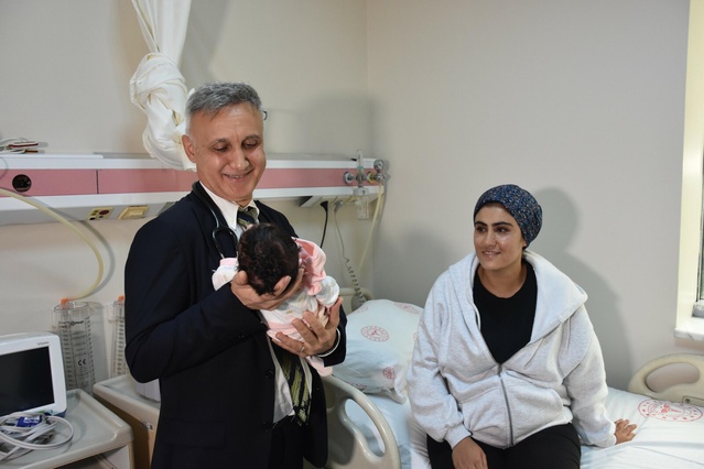 İzmir'de Alya bebeğin kalbindeki delikler onarıldı, 41 gün sonra annesine kavuştu