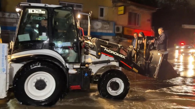 Sarıyer'de sağanakta mahsur kalan 200 çalışan kamyon ve minibüslerle tahliye edildi