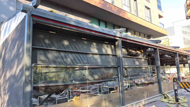 Eskişehir Tepebaşı'nda 6 katlı binadan düşen sıva parçaları kahve tentesini yırttı