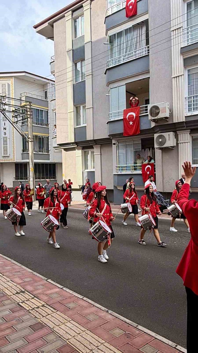 Bafra'da bando öğrencileri, tedavi gören öğretmenlerine kortejle geçmiş olsun dedi