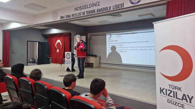 Düzce Kızılay Kadın Kolları, İbn-i Sina Lisesi'nde ilk yardım eğitimi verdi
