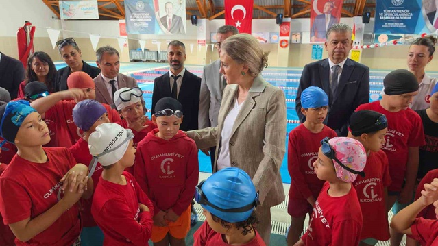 Nazilli'de bir yılda 2 bin 580 çocuğa yüzme öğreten projede yeni dönem başladı