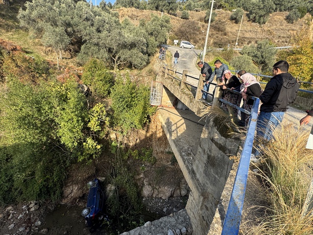 Aydın Efeler'de köprüden geçen otomobil dereye düştü, 3 kişi yaralandı
