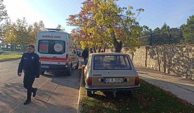 Konya Seydişehir'de otomobil Atatürk Caddesi'nde ağaca çarparak sürücüsünü yaraladı