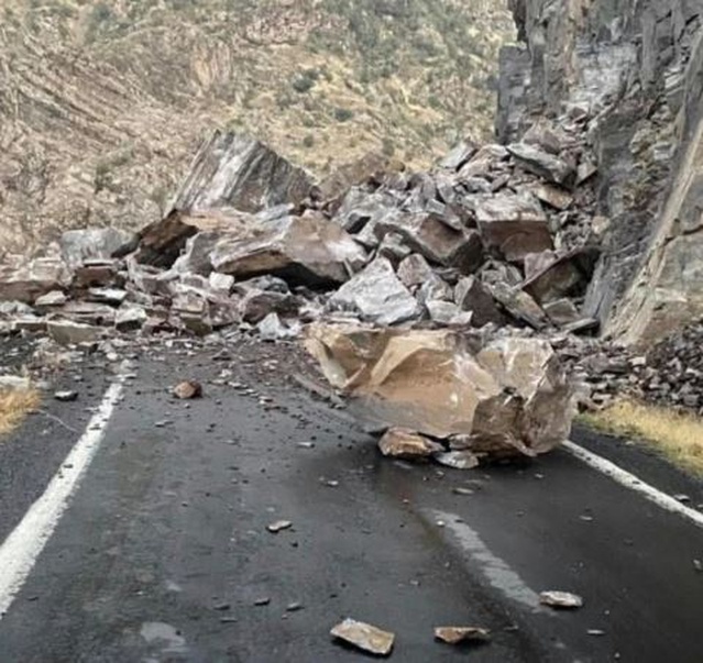 Şırnak-Beytüşşebap yolunu kaya düşmesi kapattı, Karayolları ekipleri çalışıyor