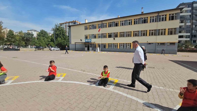 İl Milli Eğitim Müdürü Esen, Malazgirt İlkokulu'nda öğrencilerle oyun oynadı