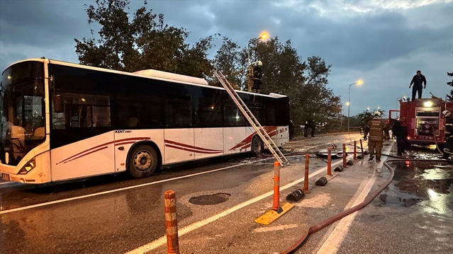 Çanakkale'de servis dışı halk otobüsündeki yangın söndürüldü, yollar kapatıldı
