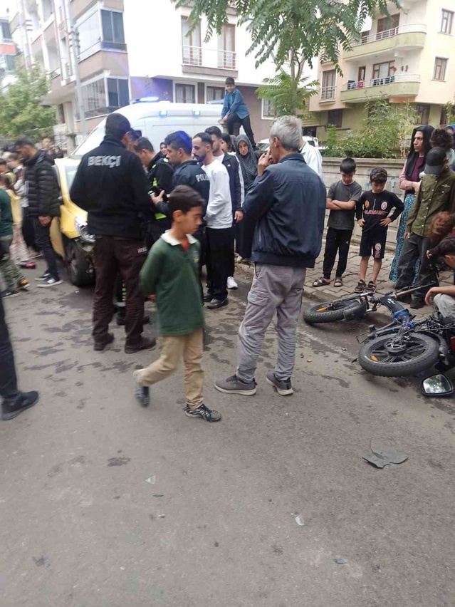 Bingöl’de ticari taksi bisiklete çarptı: 2 yaralı