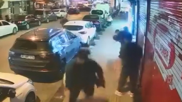 Esenler'de silahlı kavgada 2 kişi yaralandı, o anlar güvenlik kamerasına yansıdı