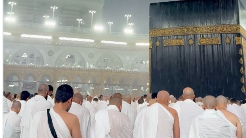 Kabe'de Müslümanlar sağanak altında akşam namazı kıldı