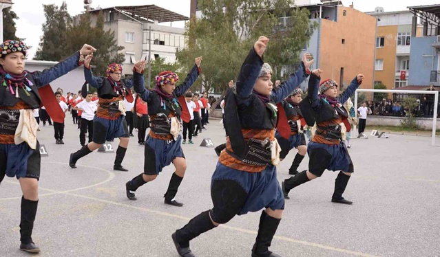 Buca'da 400 ilkokul öğrencisi Cumhuriyet'in 103. yılı için dronla yazı oluşturdu