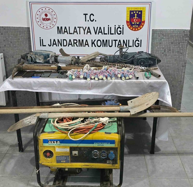 Malatya Darende'de kaçak kazıda 6 şüpheli suçüstü yakalandı, 15 dinamit bulundu