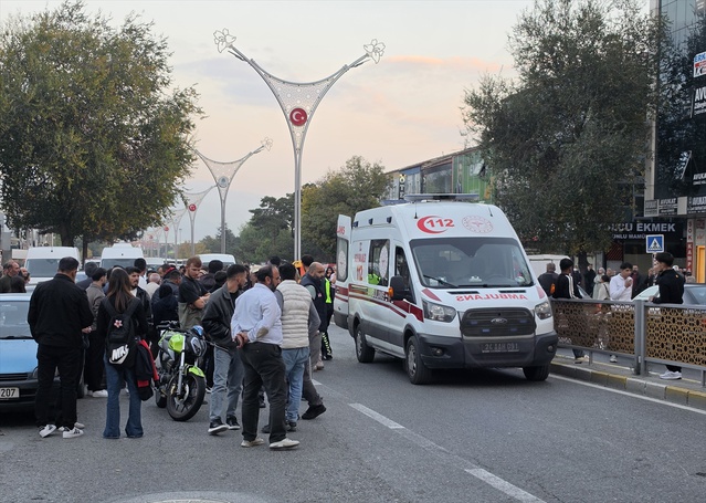 Erzincan Atatürk Mahallesi'nde motosiklet yayaya çarptı, 2 kişi ağır yaralandı