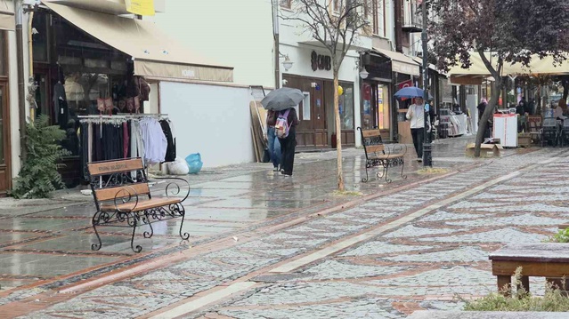 Edirne'de yağmur günlük yaşamı etkiledi, Trakya'da kuvvetli sağanak uyarısı yapıldı