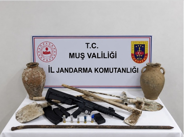 Muş Bulanık'ta kaçak kazı aramasında 2 küp ile ruhsatsız av tüfeği ele geçirildi
