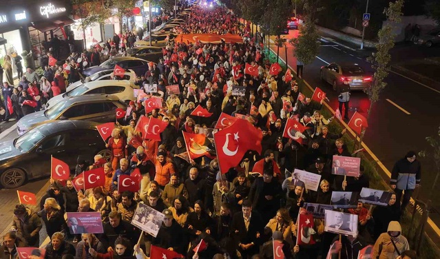 Büyükçekmece'de Cumhuriyet fener alayı Sinanoba'da bayraklarla yürüdü