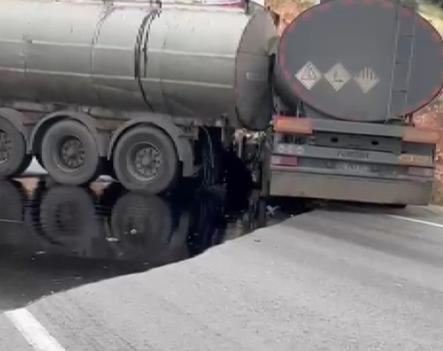 Gaziantep Nurdağı'nda 2 tanker çarpıştı, sürücüler hafif yaralandı, yola yakıt döküldü