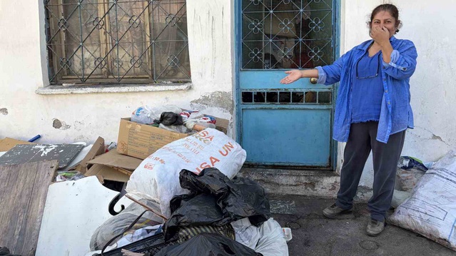 İzmir Konak'ta çöp evden yayılan koku ve haşere mahalleliyi isyana getirdi