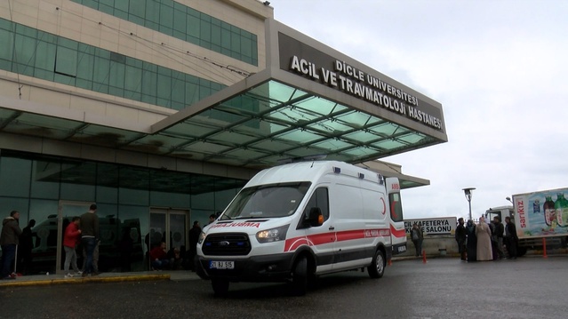 Diyarbakır Sur'da silahlı kavgada iki bacağından vurulan kişi ağır yaralandı