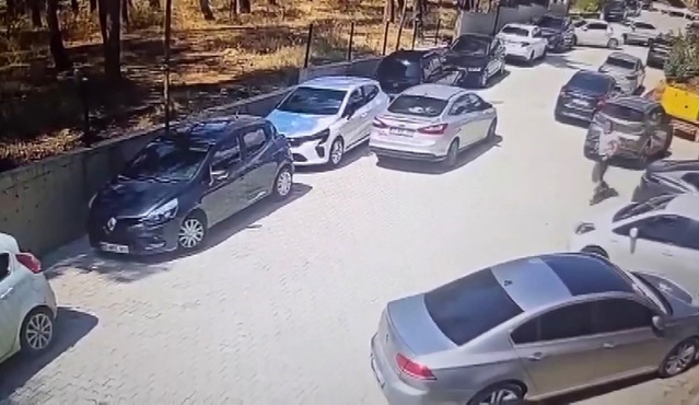 Hatay Kırıkhan'da el freni çekilmemiş otomobil geri kaydı, güvenlik görevlileri durdurdu