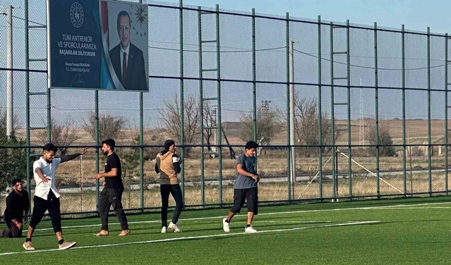 Eskişehir Mahmudiye'de tarım işçileri boş zamanlarını spor tesislerinde geçiriyor