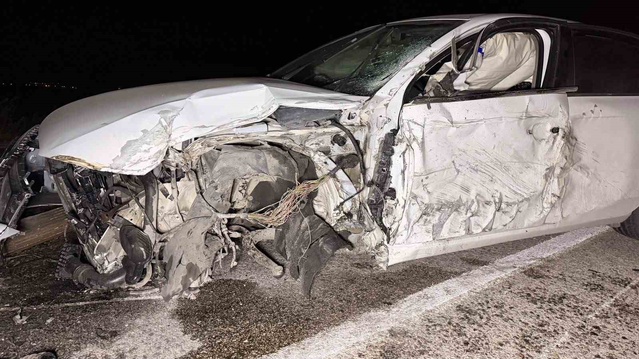 Afyonkarahisar Çobanlar'da tır otomobille çarpışıp tarlaya girdi, 1 kişi yaralandı