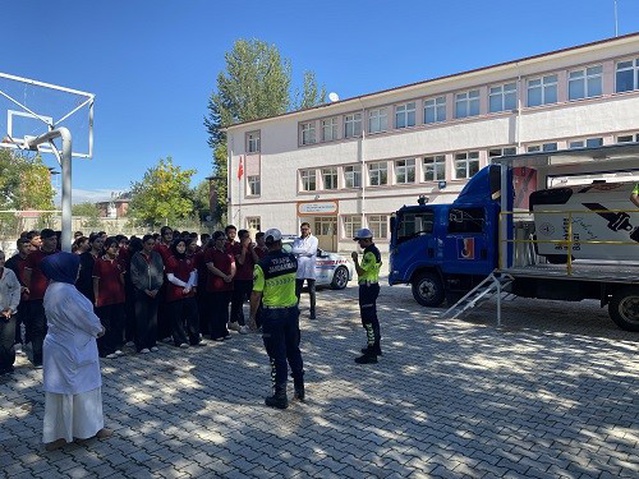 Erzincan'da jandarma, okullarda emniyet kemeri simülasyon eğitimi verdi