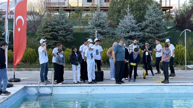 Tatvan'da 18 genç MikroROV'la su altı uygulamalarına başladı