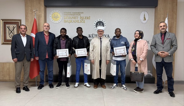 Kütahya'da porselen fabrikasında çalışan 3 Kenyalı, törenle Müslüman oldu