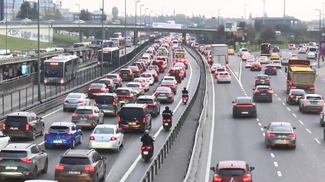 Cevizlibağ D-100'de araçlar zorlanırken İstanbul trafiği 08.15'te yüzde 65'e ulaştı