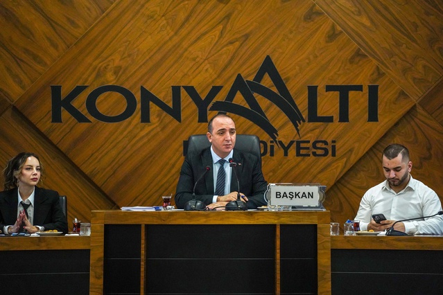 Konyaaltı Belediye Meclisi'nde arbede: CHP'den ayrılan Cem Kotan'ın yönettiği oturum yarıda kaldı