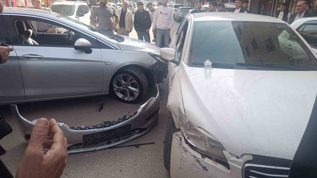 Siirt Kurtalan'da çarpışan iki araçta maddi hasar oluştu, kazada yaralanan olmadı