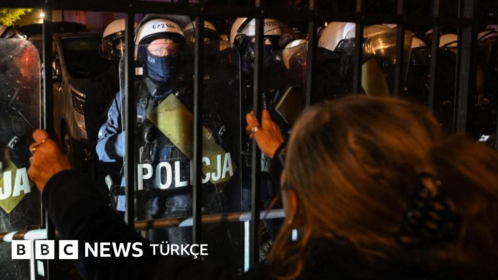 Polonya'da siyasi gerginlik: Anayasa Mahkemesi'ne polis konuşlandırıldı