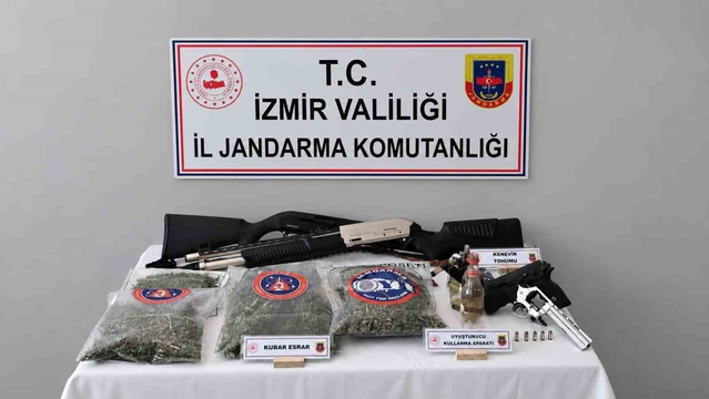 İzmir Beydağ'da 10 adrese düzenlenen operasyonda 1100 gram esrar ele geçirildi