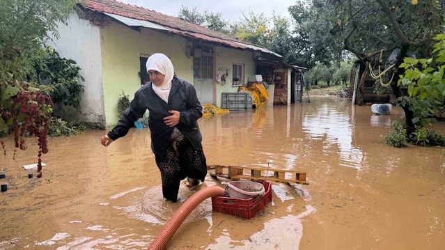 İznik'in Çakırca Mahallesi'nde Kara Dere taştı, zemin kattaki evler su altında kaldı
