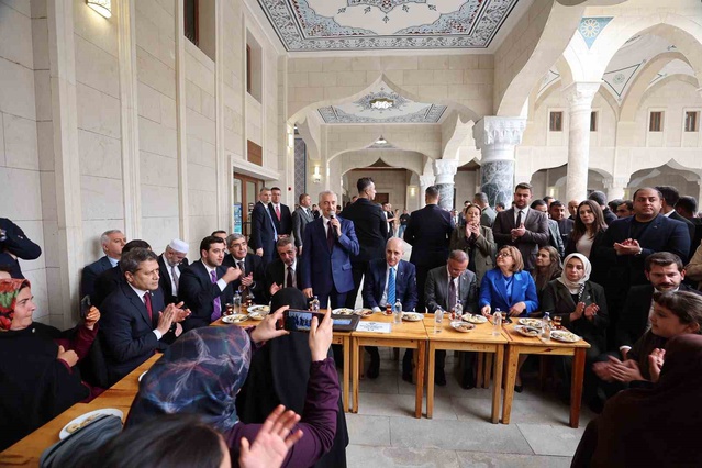 TBMM Başkanı Kurtulmuş, Gaziantep'te Şahinbey Millet Camii'nde halkla sohbet etti