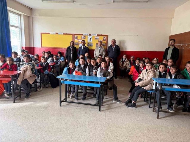 İki kurum başkanının katkısıyla Patnos'ta 100 öğrenciye mont ve bot dağıtıldı