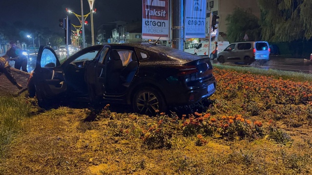 Sağanak sonrası Erzincan'da iki otomobil kavşakta çarpıştı, 3 kişi yaralandı