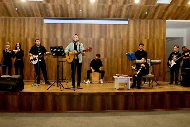 Bilecik'te kız öğrenci yurdunda Kafkas ekibinin dans gösterisi ilgi gördü