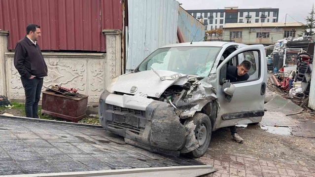 Afyonkarahisar'da vinç hurdalık önünde aracı hurdaya çevirdi, sürücü yaralandı