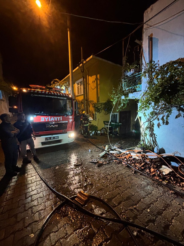Balıkesir Bigadiç Turfullar'da iki katlı evin çatısındaki yangını itfaiye söndürdü