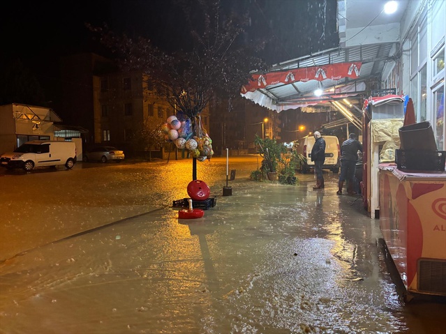Sakarya'da dün akşam başlayan sağanak Karasu'da sele dönüştü, turuncu kod sürüyor