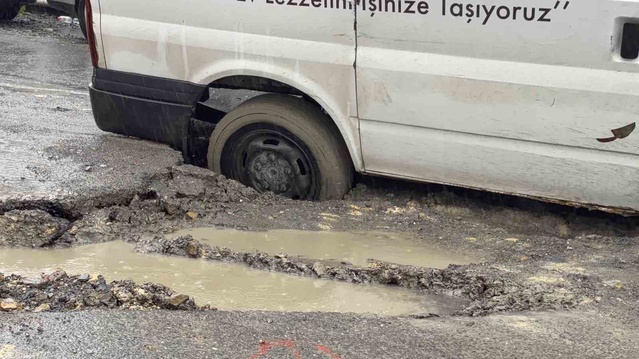 Arnavutköy Belediyesi, çöken yolda mahsur kalan hafif ticari aracı kurtardı