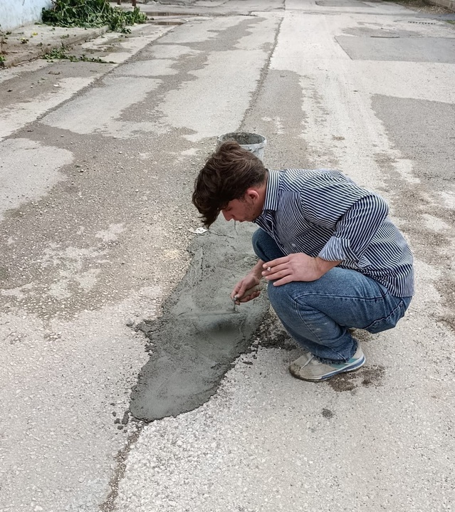Adıyaman İmamağa Mahallesi'nde çukurlu yolu vatandaşlar harç dökerek onarmaya çalıştı