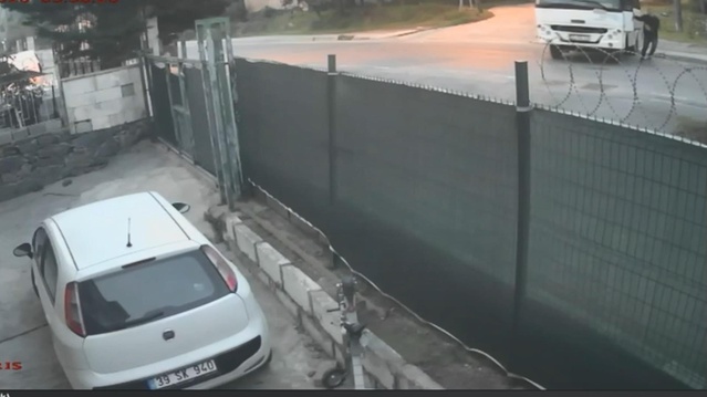 Arnavutköy'de sürücüsü inince hareket eden servis midibüsü evin bahçesine girdi